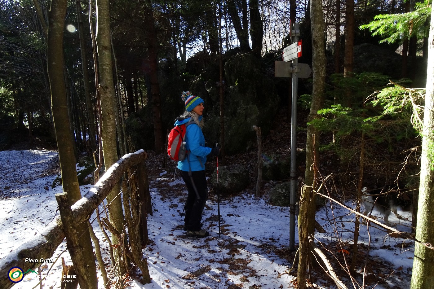 58 Susi scende , io proseguo a dx per il Pizzo Cerro a dx.JPG